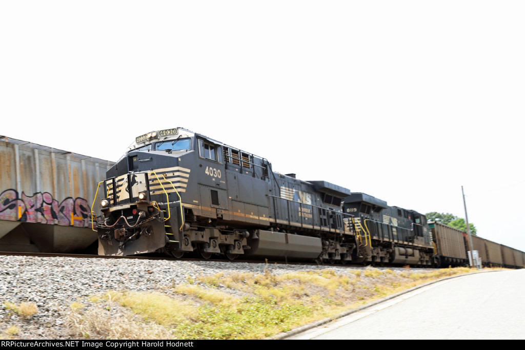 NS 4030 leads an empty coal train northbound